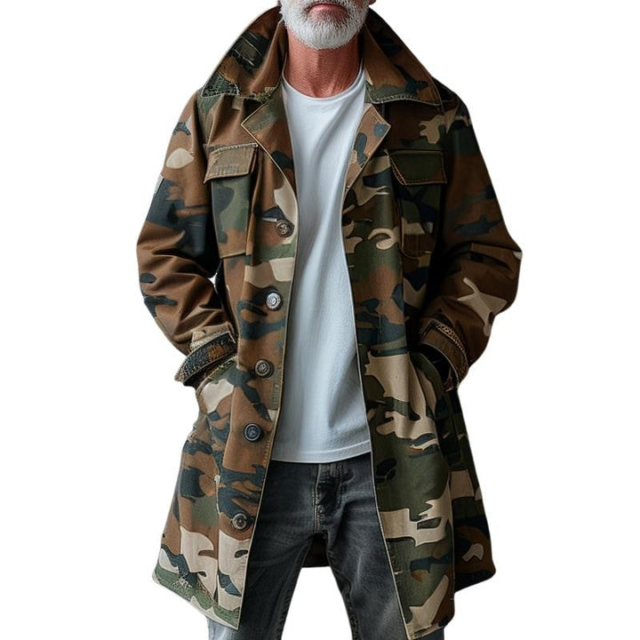 Trench uomo mimetico robusto con tasche cargo, ideale per stile militare e casual. Capo esterno autunnale.