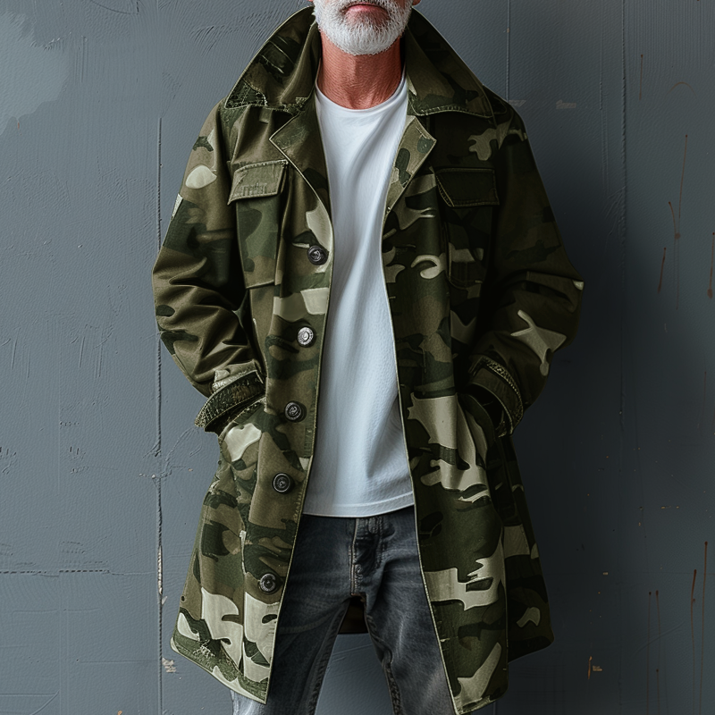 Giacca trench uomo mimetica, funzionale e versatile, con tasche cargo per uno stile militare chic.