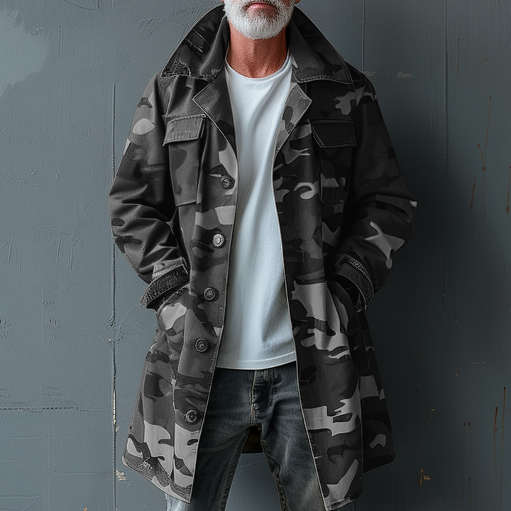 Trench uomo mimetico elegante casual, stile militare con ampie tasche cargo, per la moda autunno-inverno.