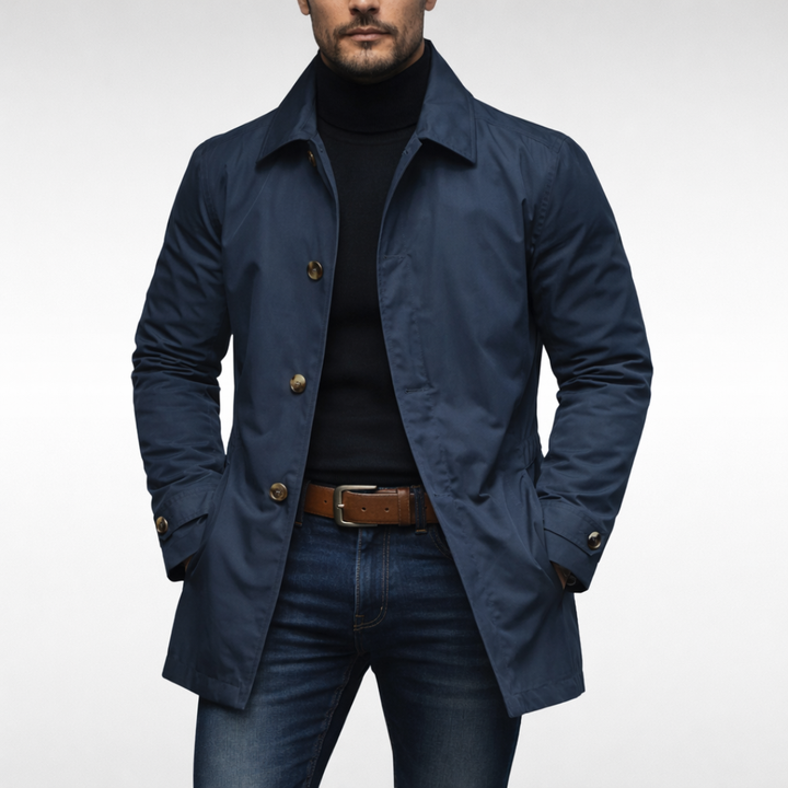 Soprabito uomo strutturato, monopetto, per abbigliamento formale e moda maschile chic.