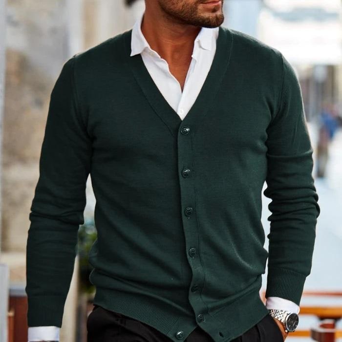 Dettaglio del cardigan maschile: bottoni frontali e scollo a V, stile elegante e casual.