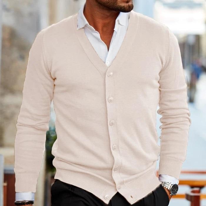 Cardigan uomo slim fit indossato, maglione con bottoni e polsini a costine per ogni occasione.