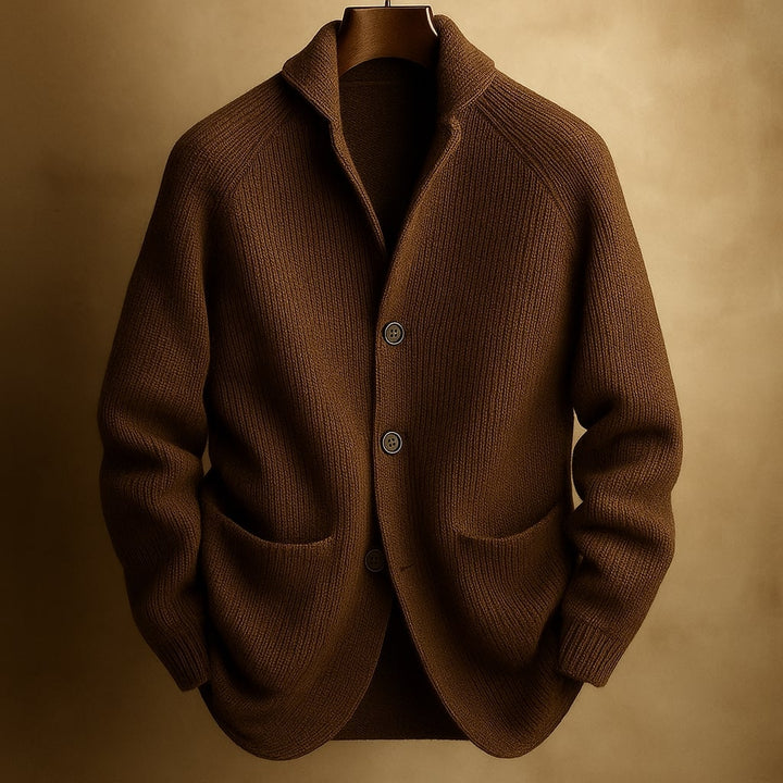 Cardigan uomo elegante con collo a scialle e tasche, ideale per la moda maschile casual o formale.