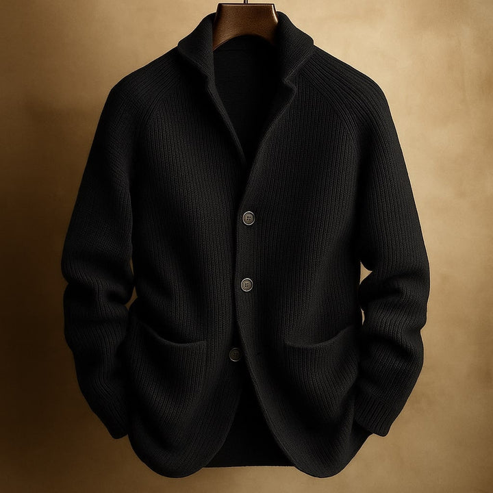 Cardigan uomo con tasche frontali e collo a scialle, un pezzo versatile per la moda maschile autunnale.