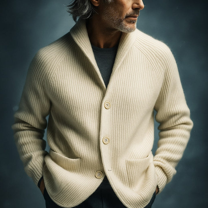 Cardigan uomo a collo a scialle, perfetto per capi a strati, aggiunge eleganza e calore.