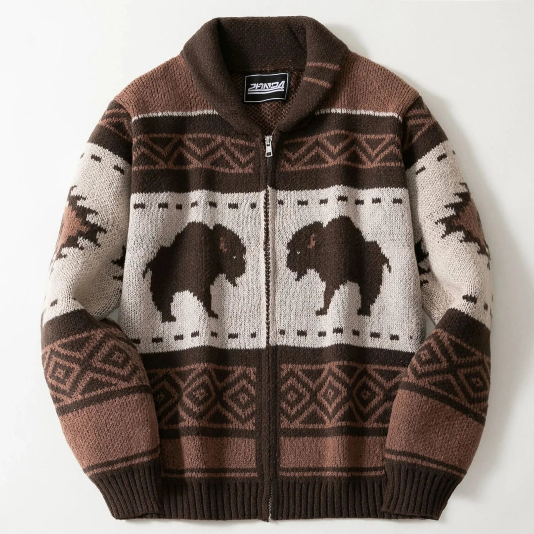 Cardigan uomo marrone, collo a scialle e zip. Motivo bisonte jacquard. Perfetto per l'outdoor.