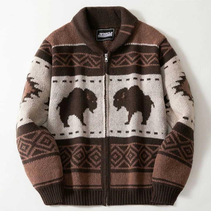 Cardigan uomo marrone, collo a scialle e zip. Motivo bisonte jacquard. Perfetto per l'outdoor.