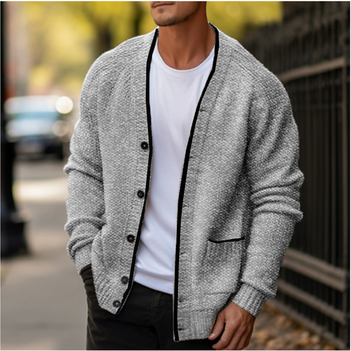 Cardigan uomo con collo a V, maglia testurizzata e pratiche tasche frontali per un look casual elegante.