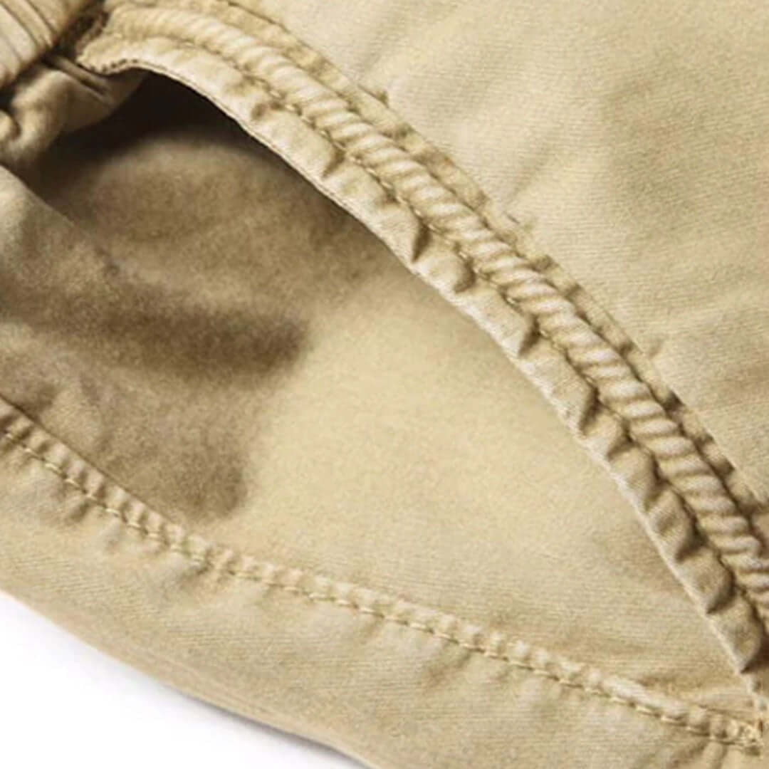Pantaloni jogger cargo verde militare per uomo, ideali per streetstyle e comfort quotidiano.