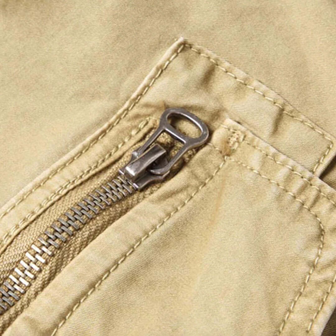 Pantaloni cargo jogger blu navy da uomo, con coulisse in vita e pratiche tasche per ogni occasione.