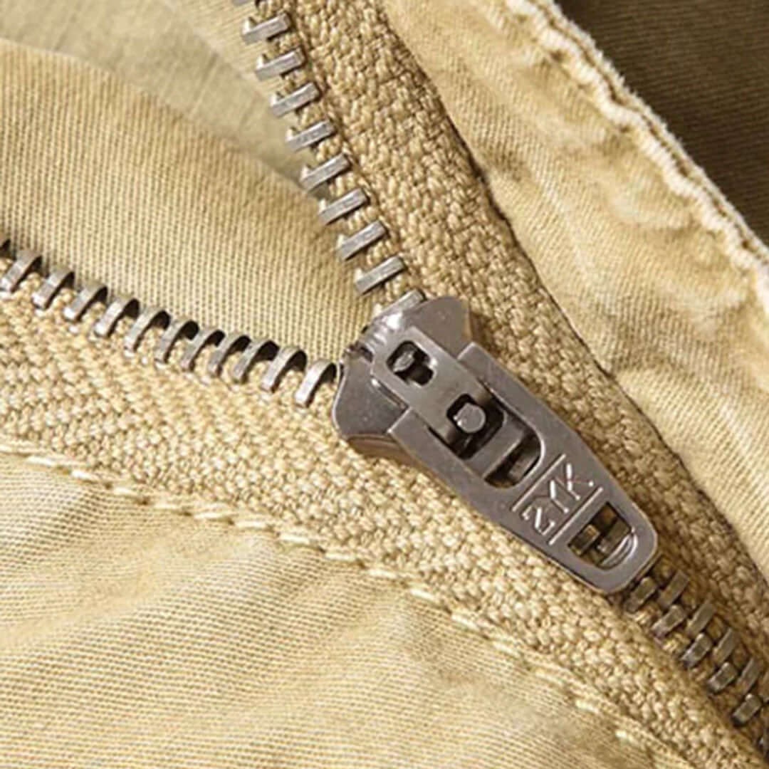 Uomo indossa pantaloni cargo jogger neri, perfetti per uno stile sportivo ma elegante e confortevole.
