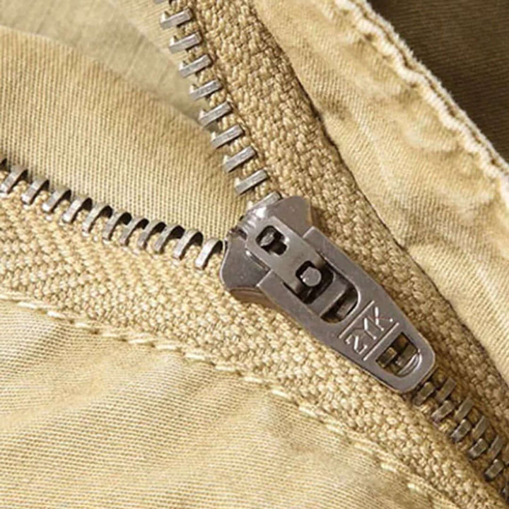 Uomo indossa pantaloni cargo jogger neri, perfetti per uno stile sportivo ma elegante e confortevole.
