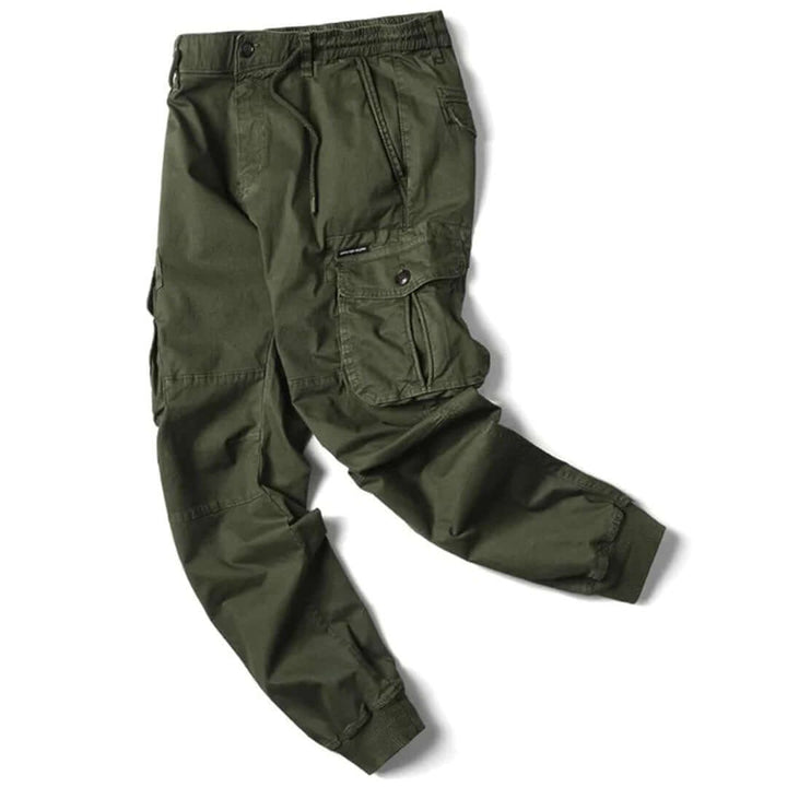 Outfit casual con pantaloni cargo jogger uomo blu, tasche utili e comfort per tutta la giornata.