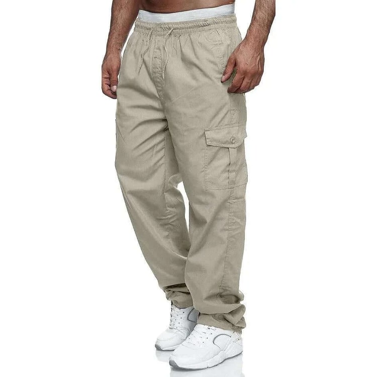 Comodi pantaloni cargo uomo per il tempo libero. Design con vita elastica, vestibilità ampia e pratiche tasche laterali.