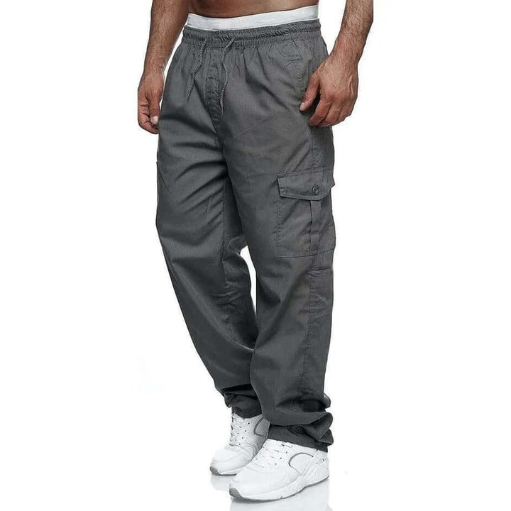 Pantaloni cargo uomo per uno stile urbano. Vestibilità ampia, vita elastica regolabile e molteplici tasche funzionali.