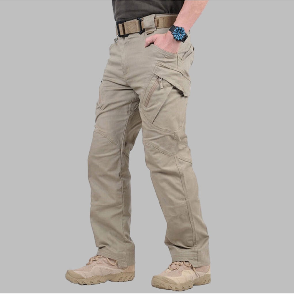 Pantaloni cargo tattici uomo robusti, ideali lavoro e avventura. Tasche zip, ginocchia rinforzate. Colore khaki.