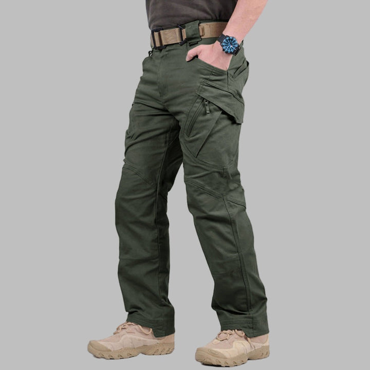 Pantaloni cargo uomo versatili, ideali per outdoor, avventura e lavoro. Comfort, tasche zip, ginocchia rinforzate. Verde.