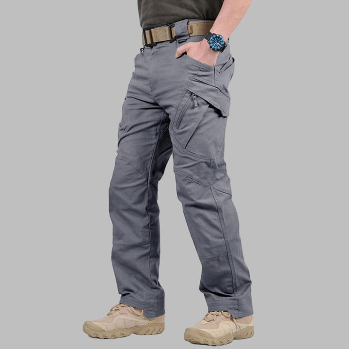 Pantaloni cargo tattici uomo moderni, resistenti per outdoor e lavoro. Tasche zip e ginocchia rinforzate. Grigio.