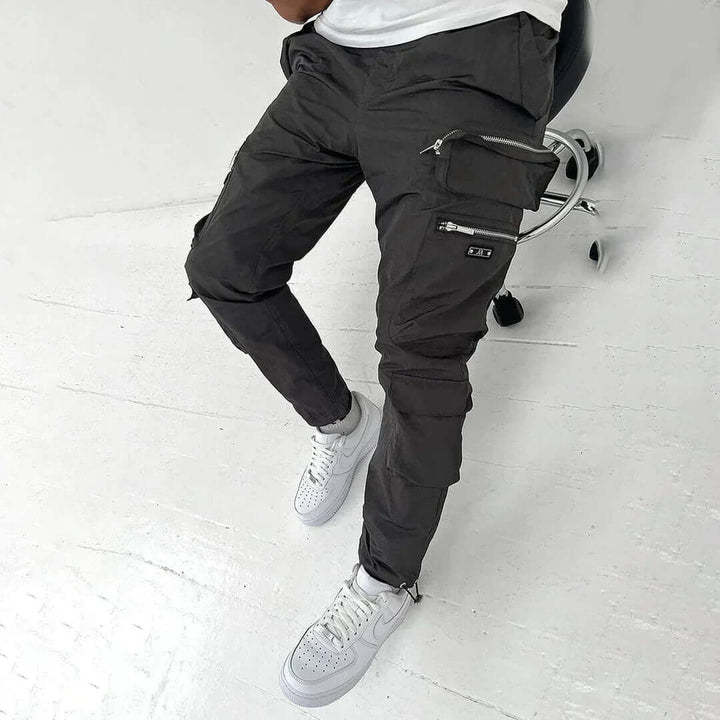 Pantaloni cargo uomo affusolati con multitasche in tela robusta, ideali per uno stile urbano e comfort duraturo.