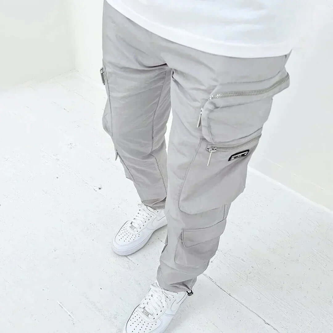 Moda uomo: pantaloni cargo casual affusolati con tasche applicate, essenziali per un outfit urbano e moderno.