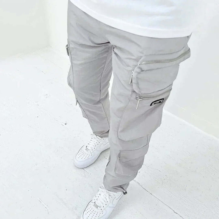 Moda uomo: pantaloni cargo casual affusolati con tasche applicate, essenziali per un outfit urbano e moderno.