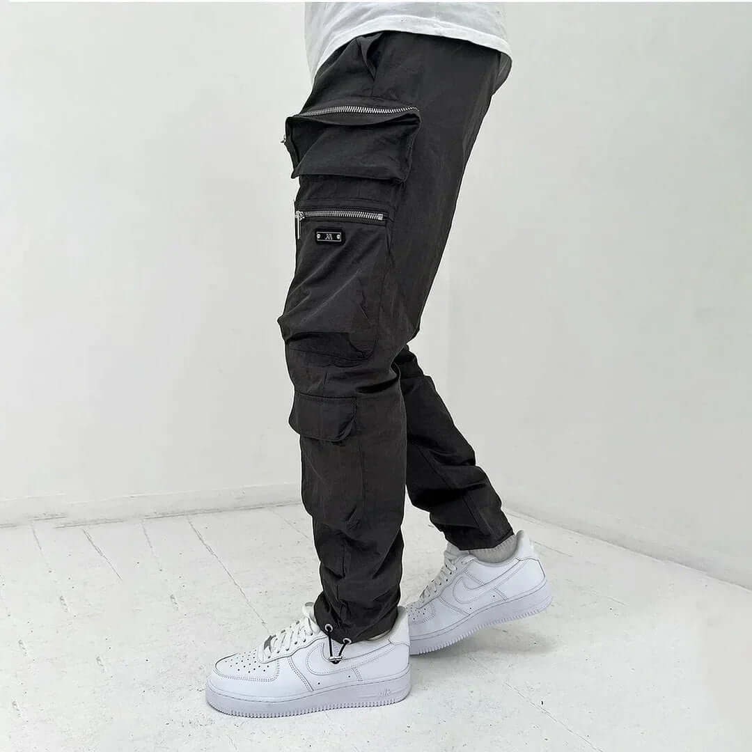 Pantaloni cargo uomo comodi e versatili, con taglio affusolato e tasche laterali, perfetti per il tempo libero casual.