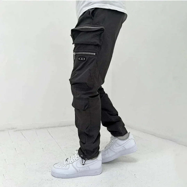 Pantaloni cargo uomo comodi e versatili, con taglio affusolato e tasche laterali, perfetti per il tempo libero casual.
