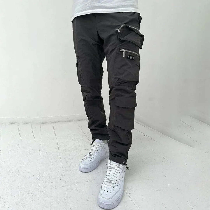 Pantaloni multitasche uomo affusolati neri, ideali per un look streetwear pratico, funzionale e di tendenza.