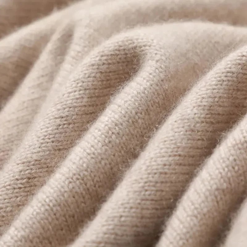 Classico maglione uomo girocollo. Versatile per ogni occasione, perfetto per look elegante o casual.