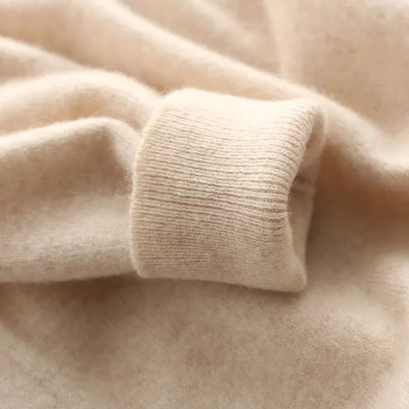 Morbido maglione uomo girocollo invernale. Caldo, liscio ed essenziale per un confortevole stile autunnale.