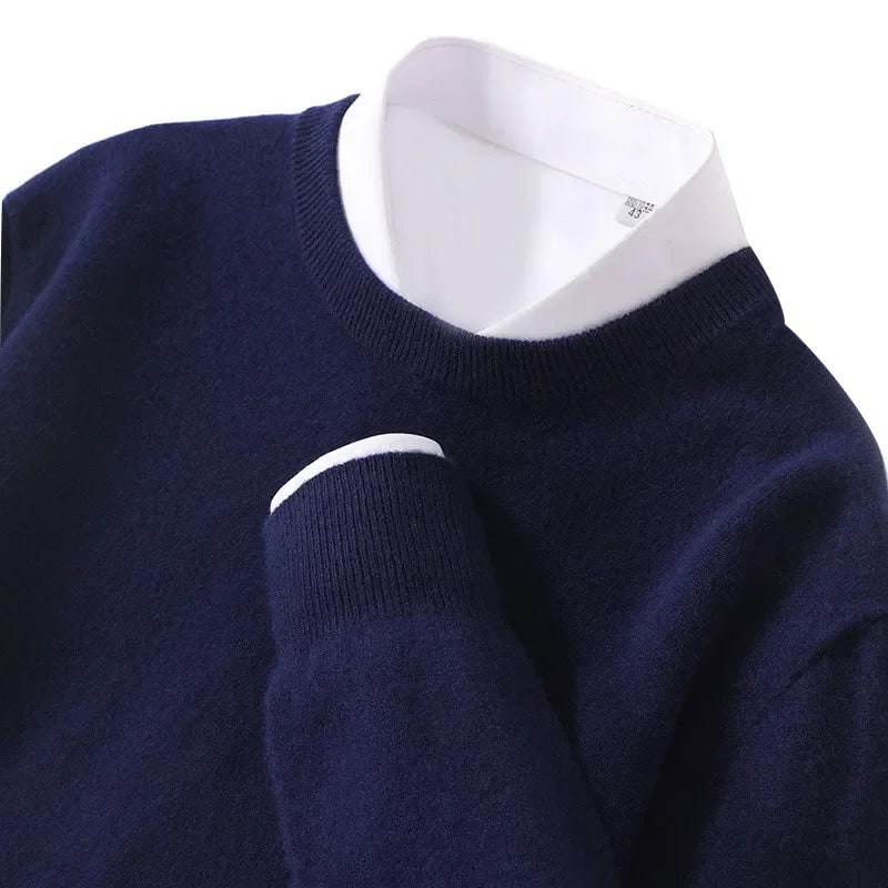 Maglione uomo girocollo liscio, texture raffinata. Perfetto per un look curato e confortevole abbigliamento.
