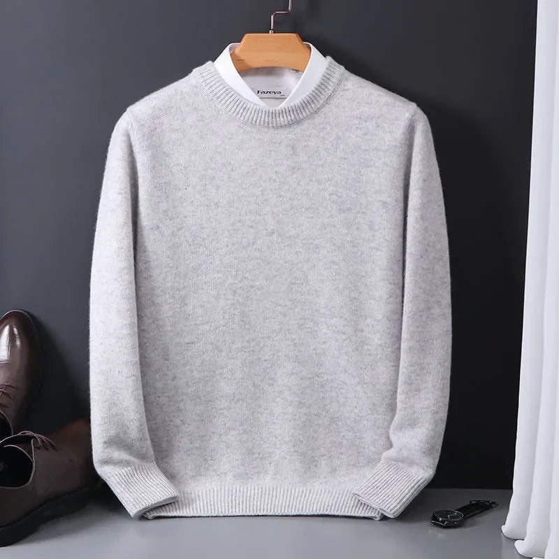 Immagine frontale di maglione uomo girocollo liscio, vestibilità comoda ed elegante pullover.