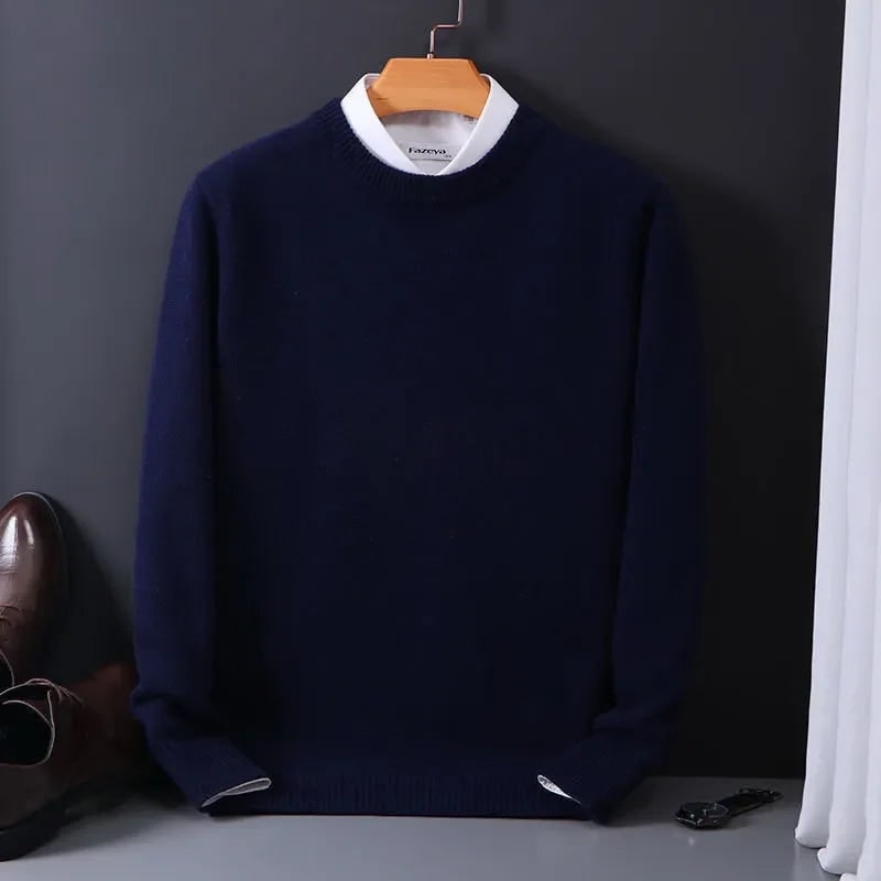 Dettaglio del girocollo liscio su maglione uomo morbido. Comfort e stile senza tempo per il pullover.