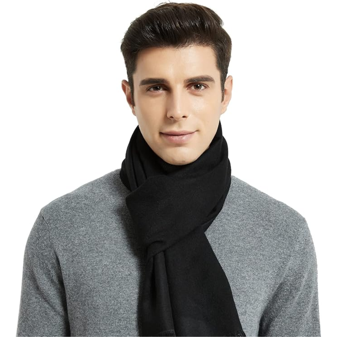 Set uomo essenziale per inverno: sciarpa e cappello in calda lana cashmere a maglia.