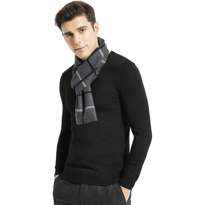 Scatto ravvicinato del set sciarpa e cappello uomo, evidenziando la maglia in lana cashmere.