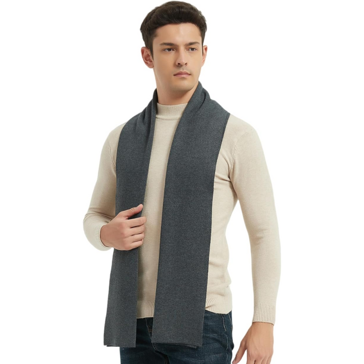 Sciarpa uomo in lana cashmere a maglia, abbinata a cappello, per un inverno caldo ed elegante.