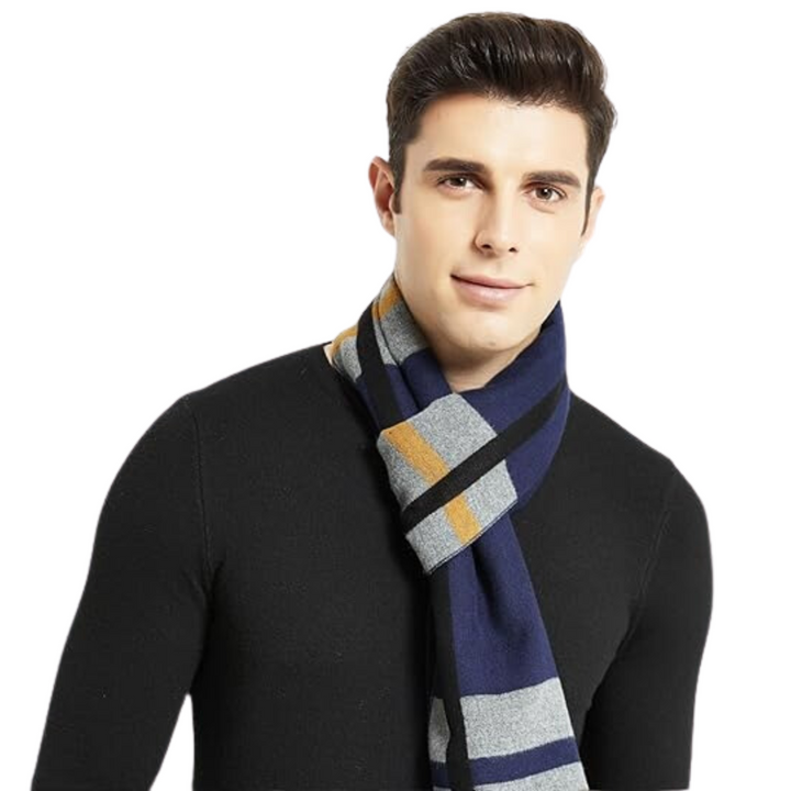 Texture dettagliata della sciarpa e cappello uomo in lana cashmere a maglia.