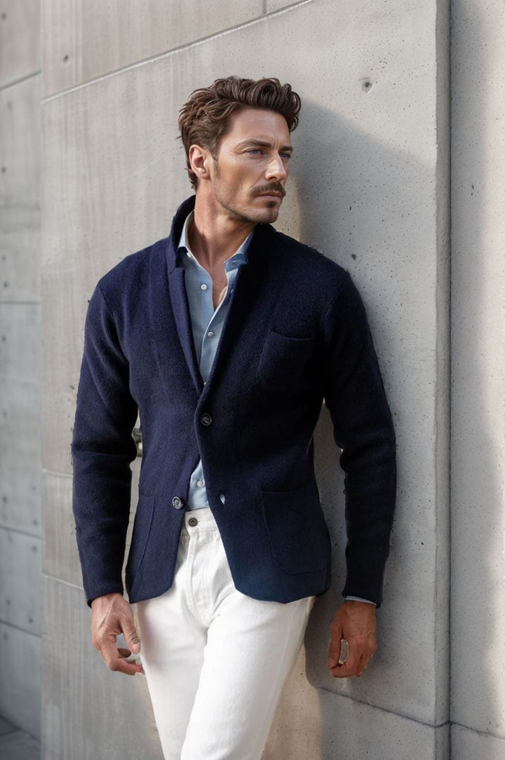 Dettaglio blazer uomo: rever dentellato e colletto elegante per un tocco di raffinatezza al tuo outfit.