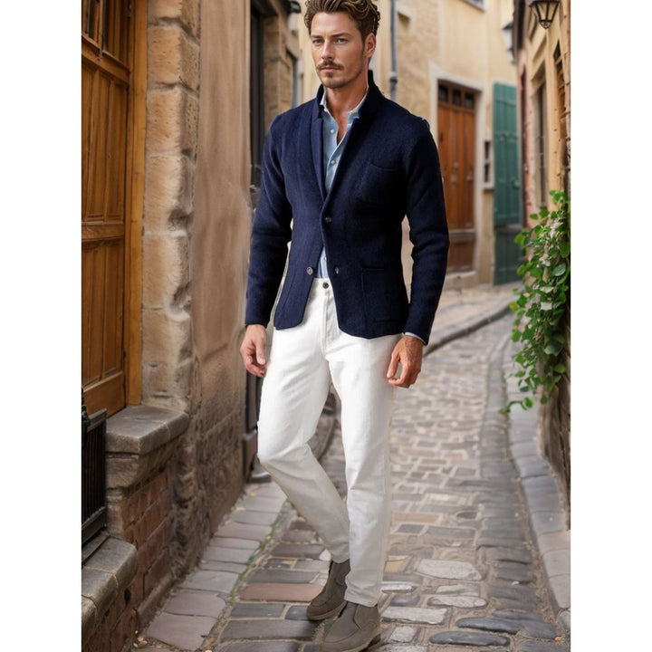 Blazer uomo con tasche applicate, pratico ed elegante. Giacca sportiva versatile per ogni occasione.
