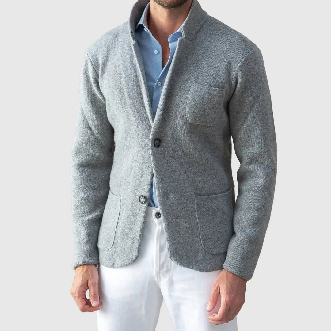 Modello indossa blazer uomo slim fit, giacca sportiva casual elegante, ideale per un look versatile.