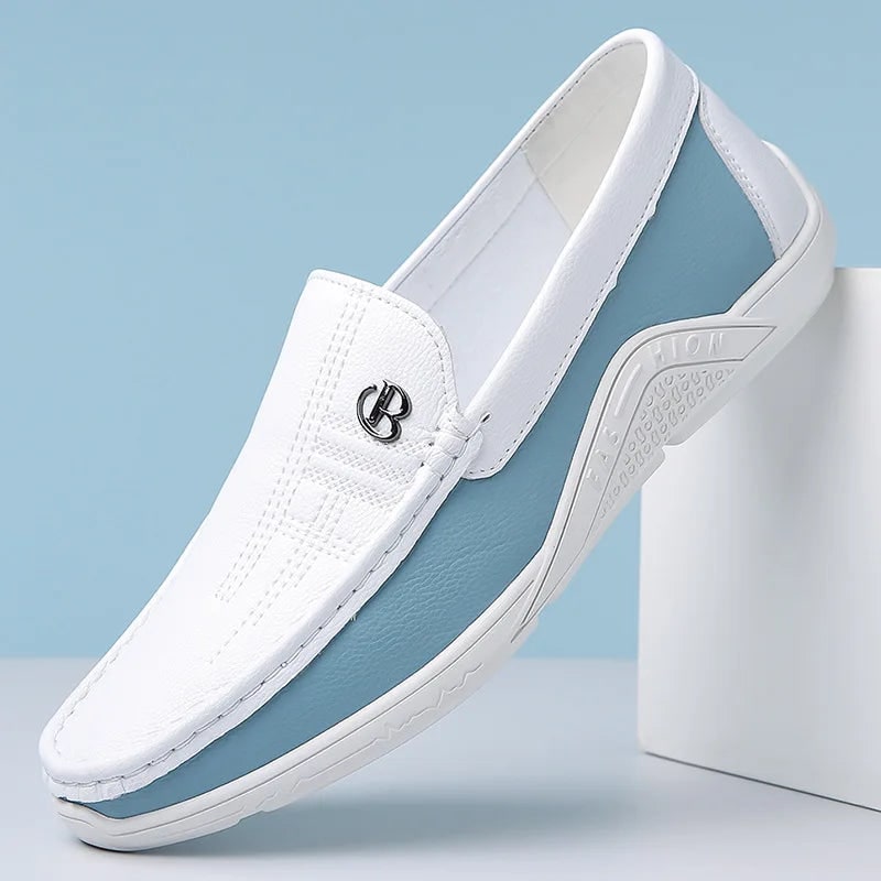 Mocassini uomo slip-on in pelle casual, design confortevole per un look elegante e pratico quotidiano.