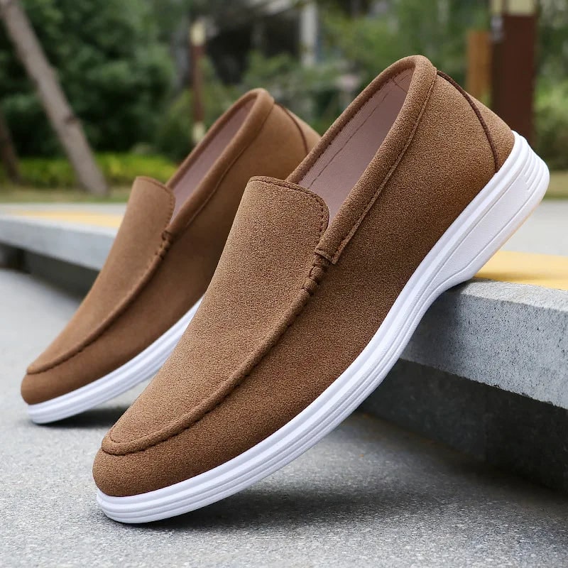 Mocassini casual uomo slip-on in pelle marrone. Comfort elevato per stile versatile da giorno e sera.