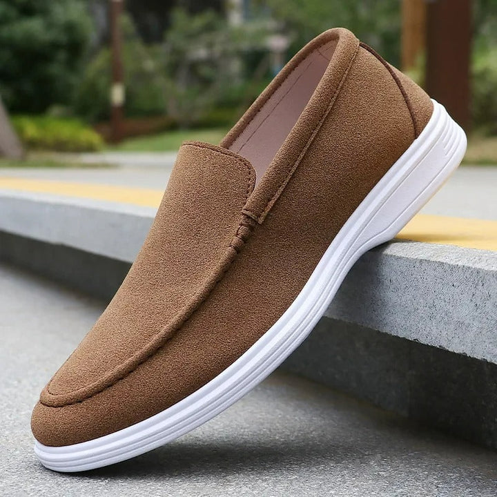 Eleganti mocassini uomo slip-on, perfetti per look casual primaverili o autunnali. Massima comodità.
