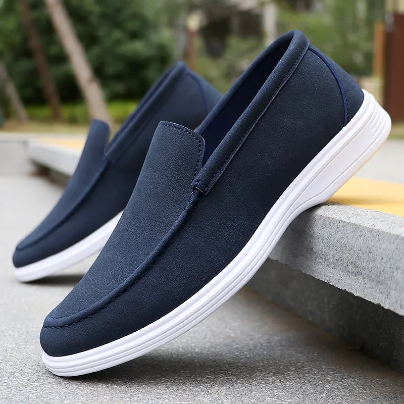 Mocassini uomo casual in pelle scamosciata, ideali per comfort quotidiano e stile versatile. Scarpe slip-on.