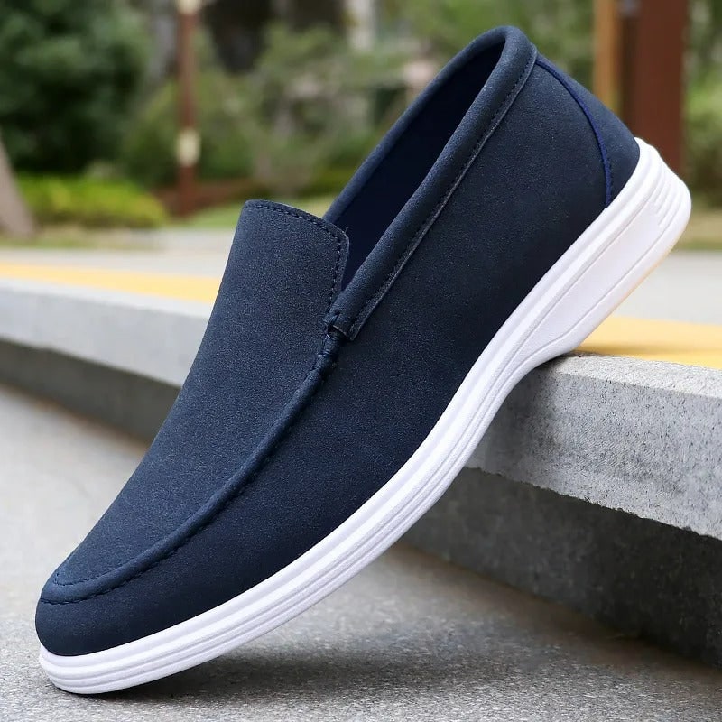 Mocassini slip-on uomo neri, perfetti per un look elegante e casual. Calzature comode per ogni occasione.