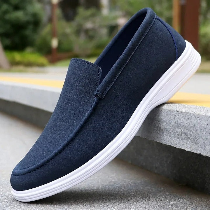 Mocassini slip-on uomo neri, perfetti per un look elegante e casual. Calzature comode per ogni occasione.