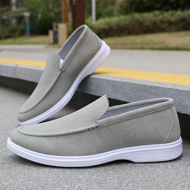 Mocassini casual uomo con suola flessibile e cuciture a vista. Scarpe slip-on per comfort e stile quotidiano.