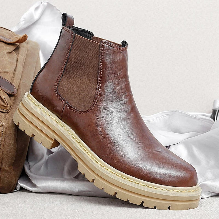 Stivaletti Chelsea uomo platform neri, design moderno slip-on. Suola carrarmato per comfort e stile casual versatile.
