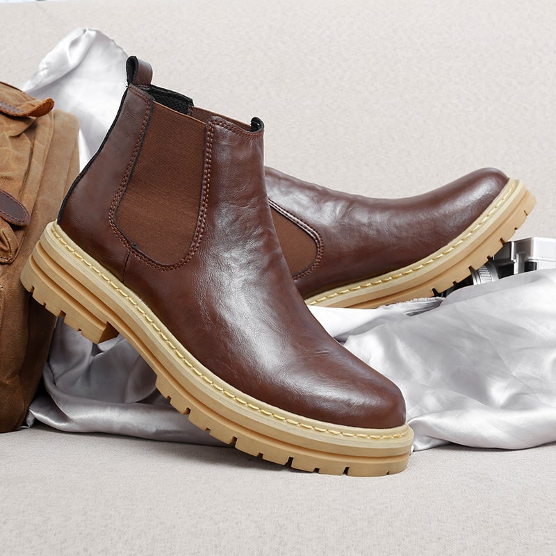 Eleganti stivaletti Chelsea platform da uomo neri. Calzature moderne slip-on con suola robusta. Perfetti per ogni occasione.