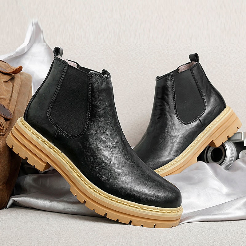Stivaletti Chelsea uomo neri platform, ideali per look moderno e versatile. Calzature slip-on con suola spessa.